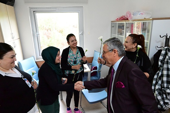 Başkan’dan sağlık çalışanlarına karanfil