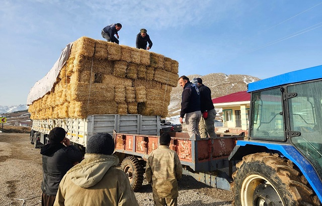 Konyaaltı’ndan yem ve saman desteği
