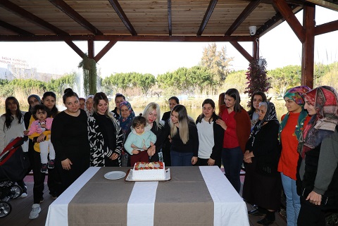 Rektör Özkan depremzede kadınlarla bir araya geldi