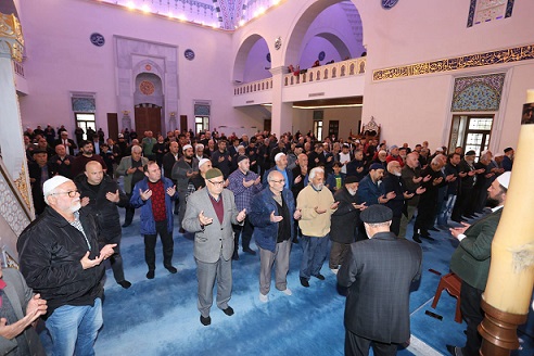 Kepez’de eller semaya depremde hayatını kaybedenler için açıldı
