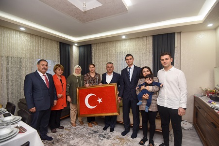Vali Yazıcı, İftarda Şehit Ailesine Misafir Oldu