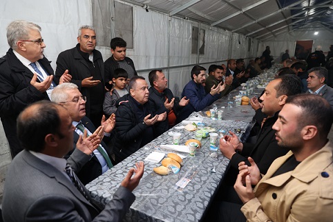 Başkan Böcek Gaziantep’te depremzedelerle iftar yaptı