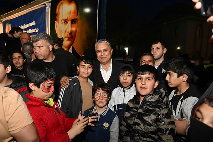 Çocuklar, Başkan Uysal’ın etrafını sardı
