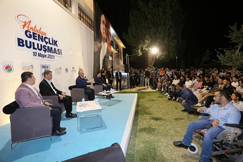 Bakan Çavuşoğlu, Antalya’da gençlerle buluştu