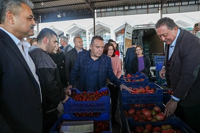 Başkan Böcek’ten hal esnafına ziyaret