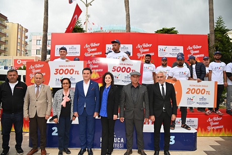 Kumluca’da Acı Biber Yeme Yarışması Renkli Görüntülere Sahne Oldu