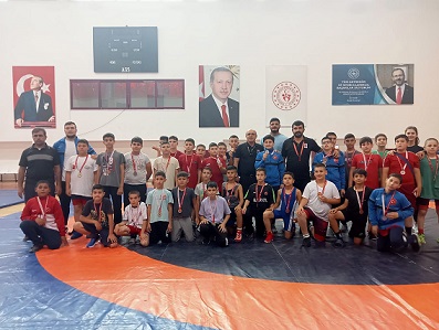 Döşemealtı Pehlivanları Kürsüden inmedi