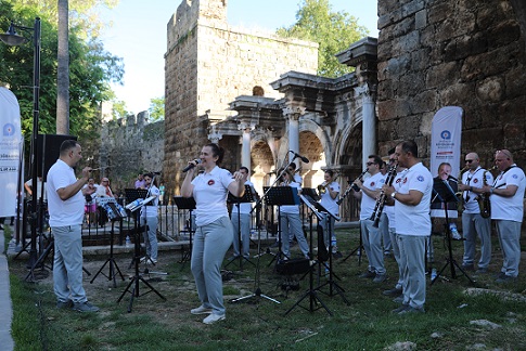 “Müzik Şehrin Kalbinde”nin ilk durağı Hadrianus Kapısı oldu