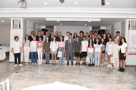 Vali Yazıcı, LGS’de Tam Puan Alan Öğrencilerle Bir Araya Geldi