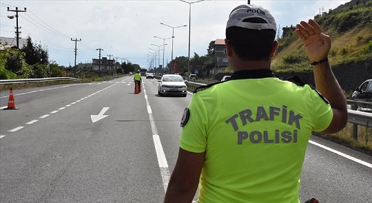 Trafik ekipleri Antalyalı vatandaşların güvenliği için durmadan çalışıyor