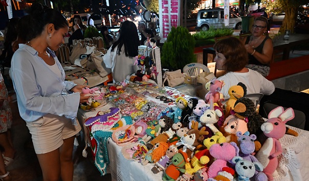 Kemer’de ev hanımları üretmeye devam ediyor