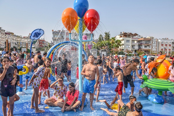 Kepez’in su parkında çocuklar çok mutlu