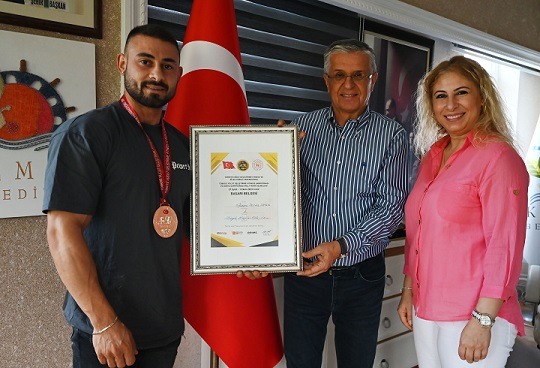 Başarısını Başkan Topaloğlu ile paylaştı