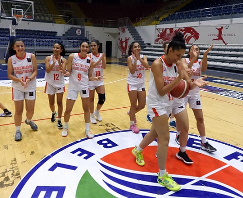 Kepez’in basketbolcu kızlarından Cumhuriyet coşkusu