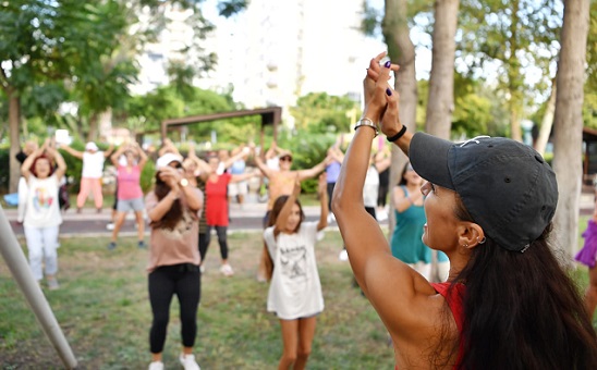 Dans ederek zinde kaldılar