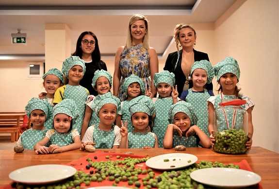 Minik eller, parkta yetişen zeytinleri işledi
