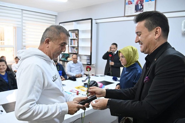 Başkan Köleoğlu, Öğretmenlere Karanfil Takdim Etti