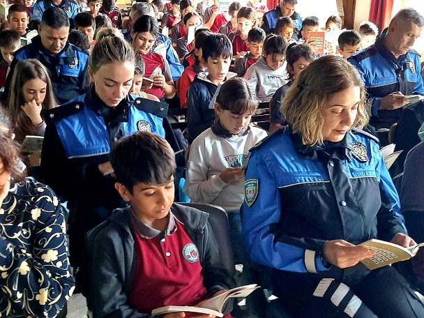 Antalya’da polislerden kitap okuma etkinliği