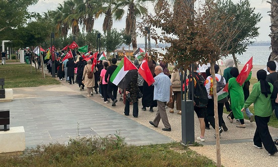 ‘Filistin için İnsan Zinciri’ oluşturdular