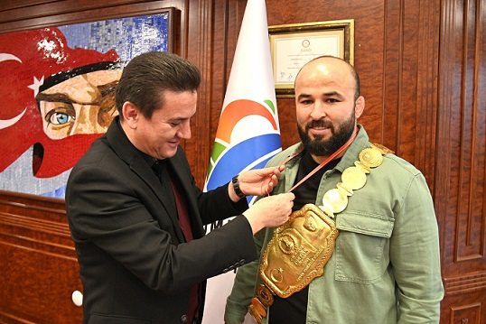 Yağlı Güreş Türkiye Şampiyonu Orhan Okulu Başkan Köleoğlu’nu Ziyaret Etti