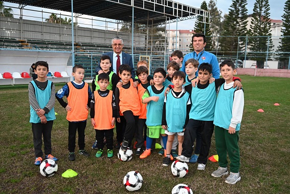 Başkan Topaloğlu, geleceğin futbolcularıyla bir araya geldi