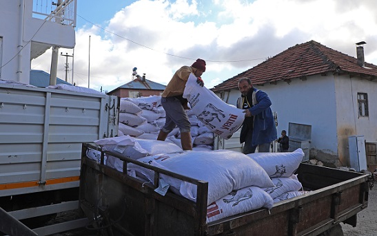 Korkuteli Kırkpınarlı besicilere yüzde 15’i hibeli 21 ton yem dağıtıldı