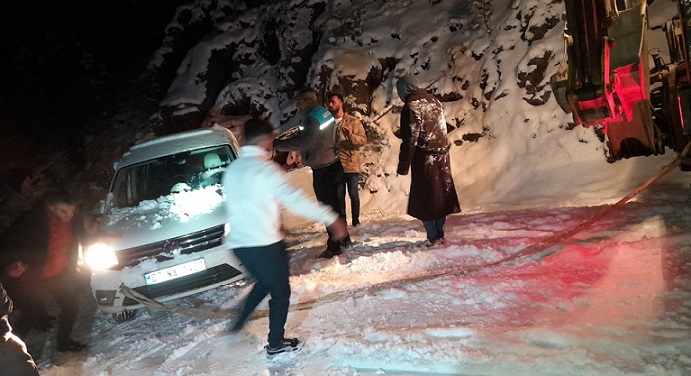 Karda mahsur kalan vatandaşları Büyükşehir ekipleri kurtardı