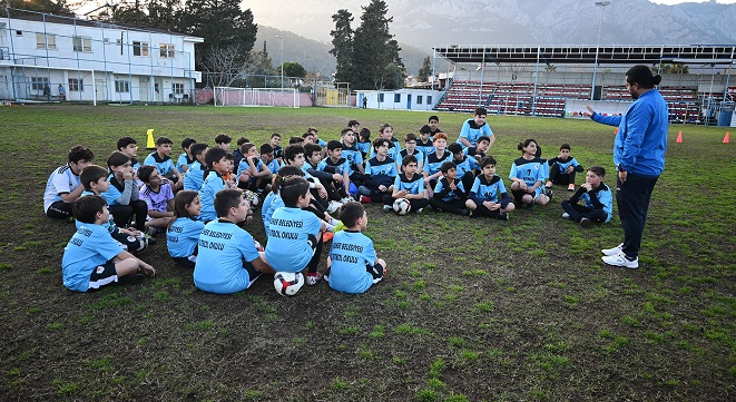 Kemer Belediyesi, geleceğin futbolcularını yetiştiriyor