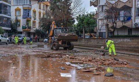 Kepez Belediyesi, sel felaketinin izlerini siliyor