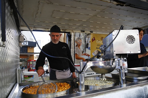 Depremde hayatını kaybedenler için lokma dağıtıldı