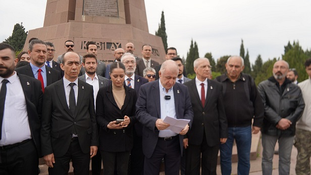 Genel Başkanımız Prof. Dr. Ümit Özdağ, İzmir Menemen’de Şehit Kubilay Anıtı önünde basın açıklaması yaptı
