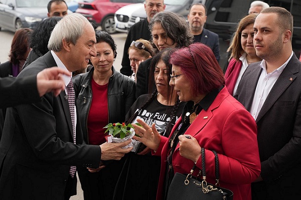 Kocagöz’den Kepez Belediyesi çalışanlarına karanfil
