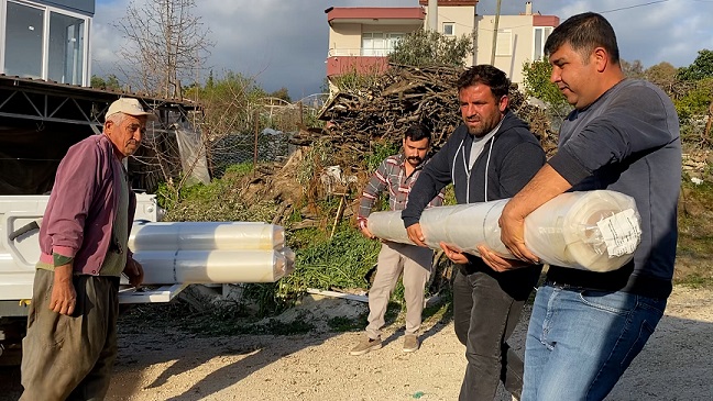 Kumluca’da Hortumdan zarar gören üreticilere sera naylonu dağıtıldı