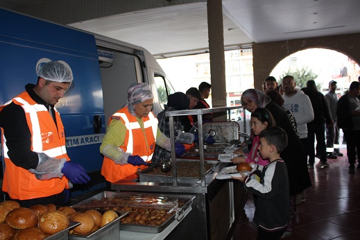 Mobil Aşevi iftarda da vatandaşların yanında