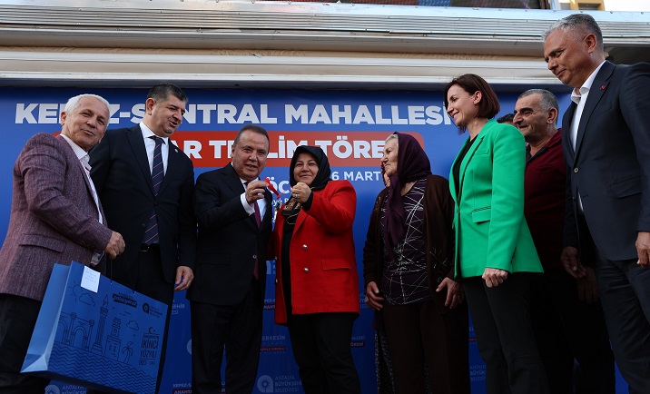 Başkan Böcek, 570 hak sahibine anahtarlarını teslim etti