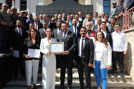 Saniye Başkan Mazbatayı aldı