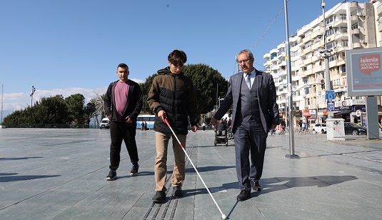 Büyükşehir Cumhuriyet Meydanı’ndaki engelleri kaldırdı
