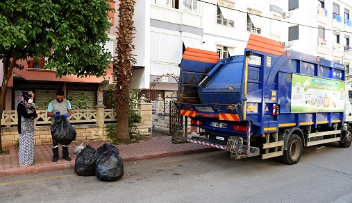 Muratpaşa’da Çevreci Komşu Kart ağaçları da korur
