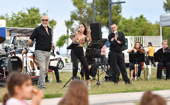 Gün Batımı Akustik Konseriyle Eğlendiler