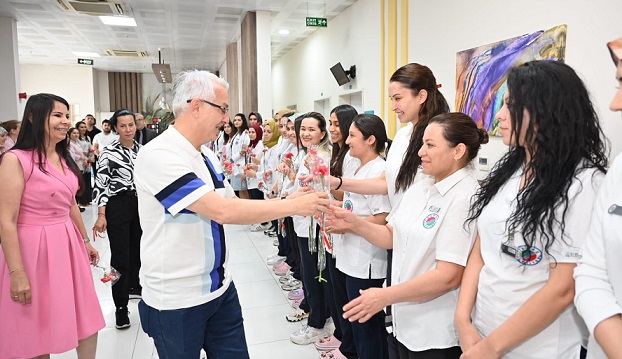 Kepez’de Anneler Günü, kırmızı karanfillerle kutlandı