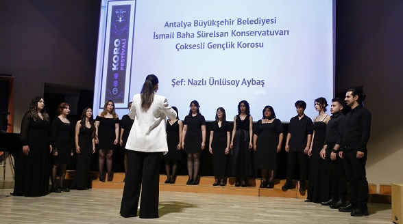 Alkışlar Çoksesli Gençlik Korosuna