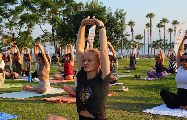 Antalya’da Büyükşehir’den “Dünya Yoga Günü’ne özel etkinlik Sahilde yoga yaptılar