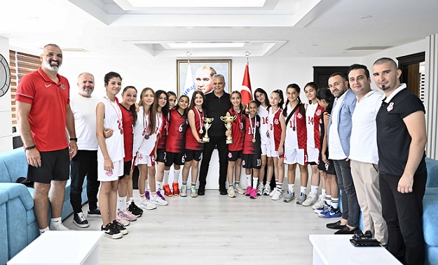 Şampiyon kızlar Başkan Uysal’ı ziyaret etti