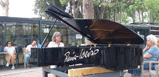 Alman piyanistten bahçede interaktif konser