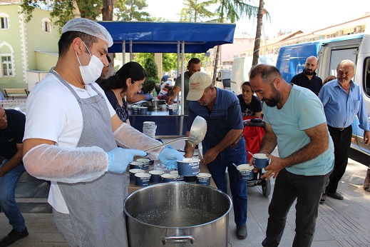 Antalya Büyükşehir Belediyesi’nin  aşure ikramları sürüyor