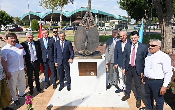 Kepez’de ‘dombra anıtı’nın açılışı yapıldı