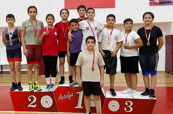 Kepezli güreşçiler madalyaları topladı