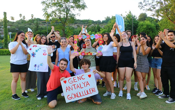 Gençlerden dünyaya barış ve dostluk mesajı