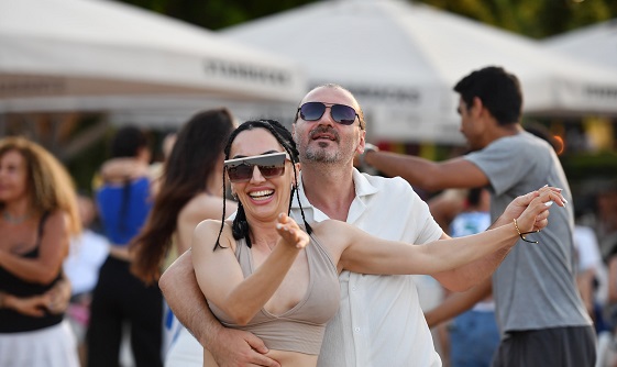 Konyaaltı’nda Her Pazar Sokakta Dans Var