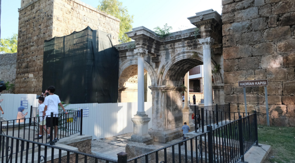 ÜÇKAPILAR’da (Hadrianus Kapısı) Başlatılan Çalışmalar Nedeniyle Sayın Valimiz Hulusi Şahin’e Şükranlarımızı Sunarız